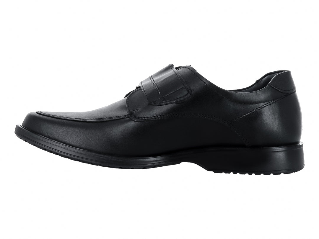 Zapato plano de cuero color negro con correa ajustable.