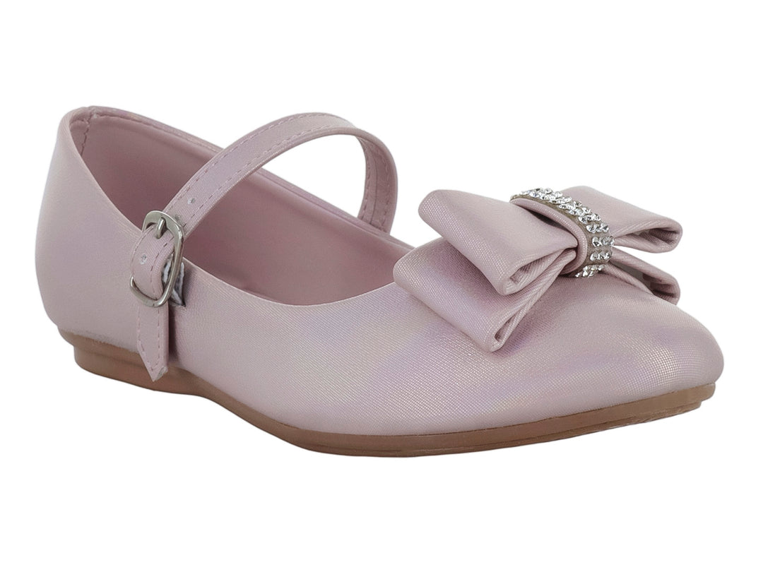 Zapato plano color lila para niña con moño decorativo brillante y correa con hebilla.
