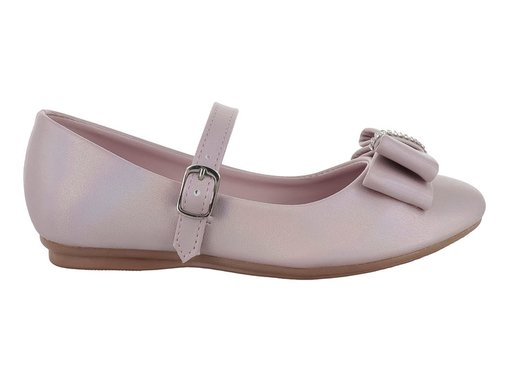 Zapato plano color lila para niña con moño decorativo brillante y correa con hebilla.