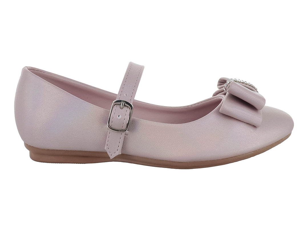 Zapato plano rosa para niña con moño decorado con pedrería plateada y correa ajustable.