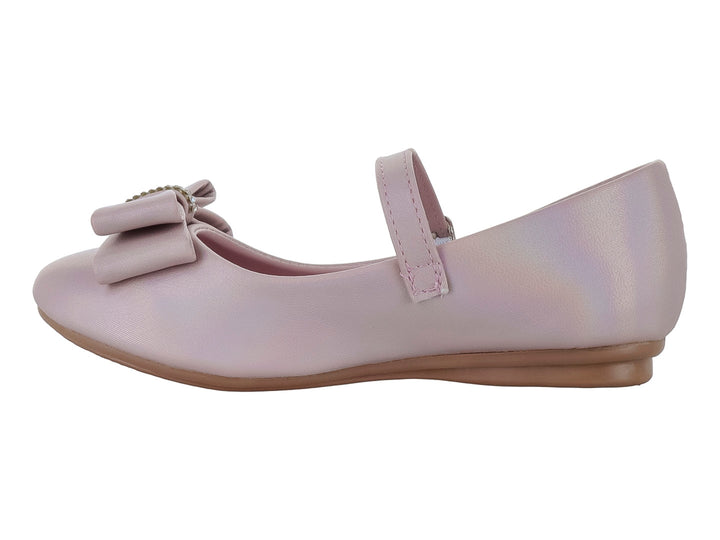Zapato plano rosa para niña con moño decorado con pedrería plateada y correa ajustable.