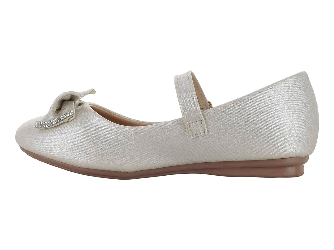 Zapato plano dorado para niña con moño decorado con pedrería y correa ajustable.