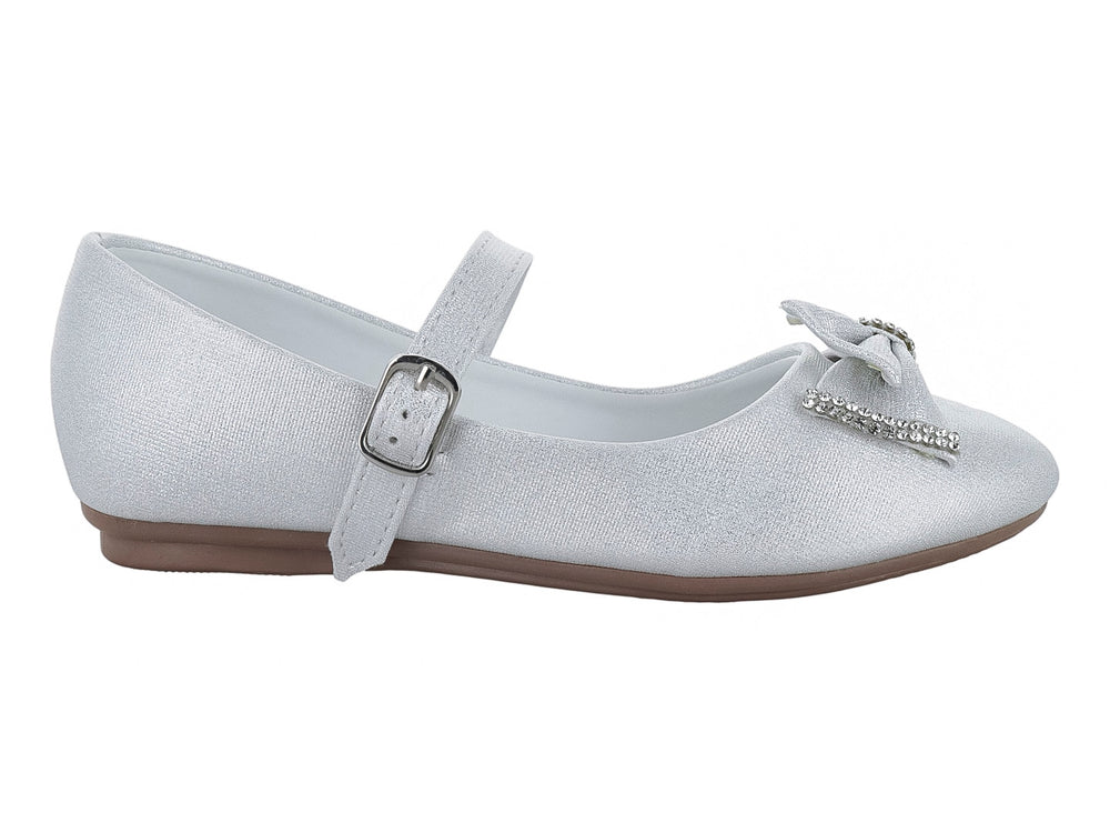 Zapato plano blanco brillante para niña con moño decorado y correa ajustable.