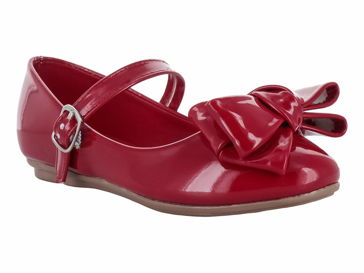 Zapato plano de charol rojo para niña con moño decorativo en la punta y correa con hebilla.
