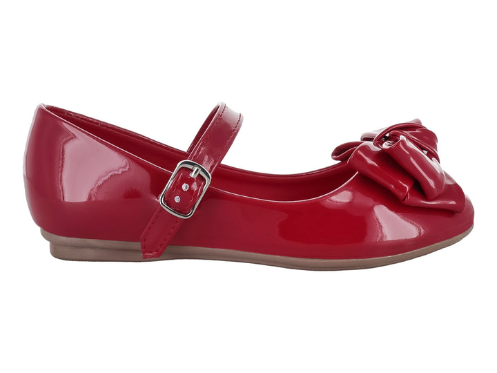 Zapato plano de charol rojo para niña con moño decorativo en la punta y correa con hebilla.