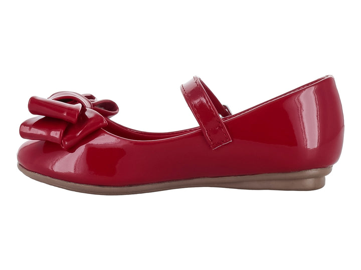 Zapato plano de charol rojo para niña con moño decorativo en la punta y correa con hebilla.
