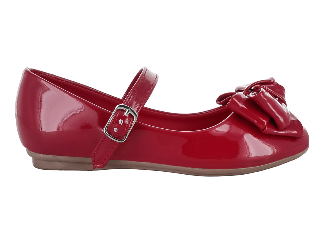 Zapato plano rojo de charol con moño decorativo y correa con hebilla.