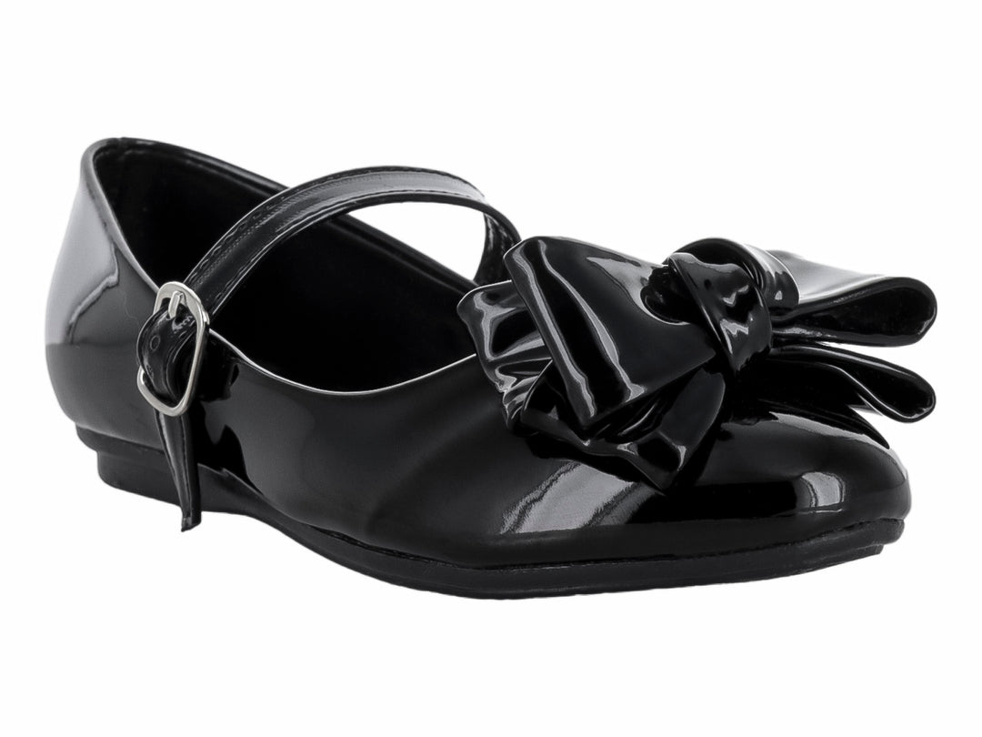 Zapato plano negro de charol con moño decorativo y correa ajustable.