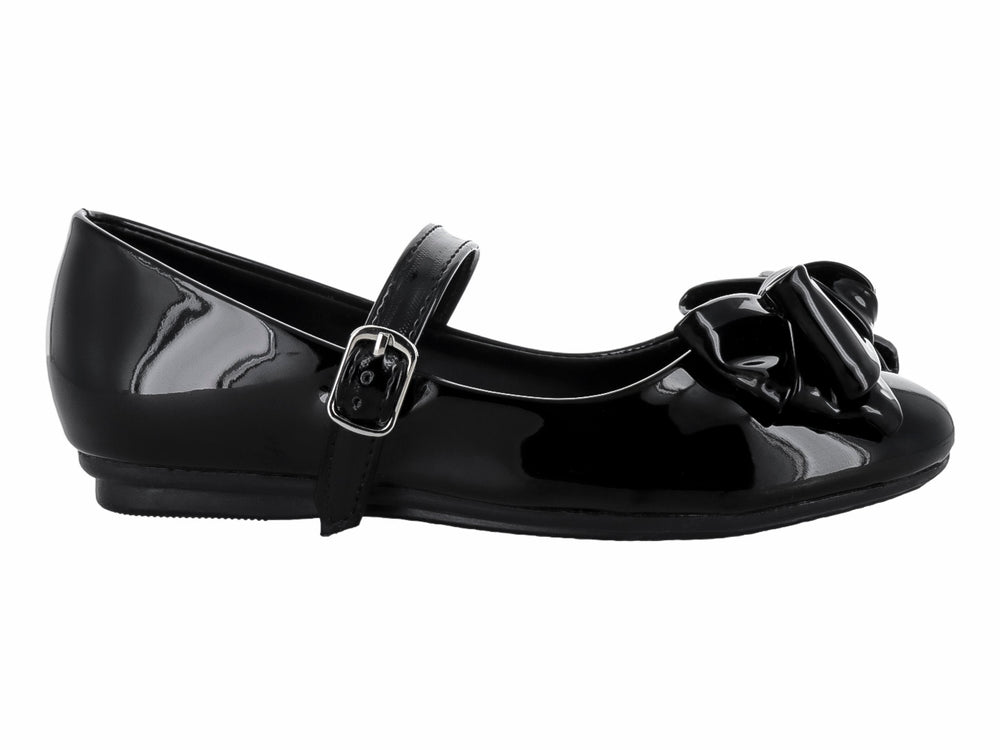 Zapato plano negro de charol con moño decorativo y correa ajustable.