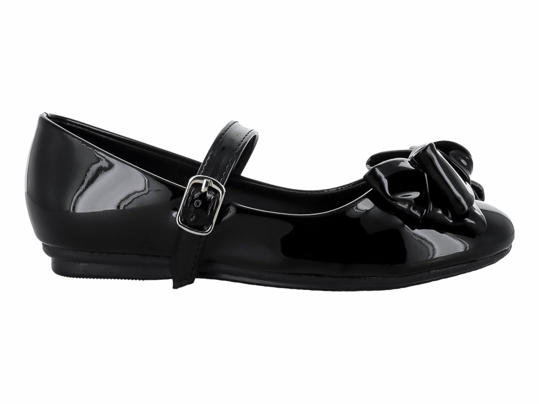 Zapato plano negro de charol con moño decorativo y correa ajustable.