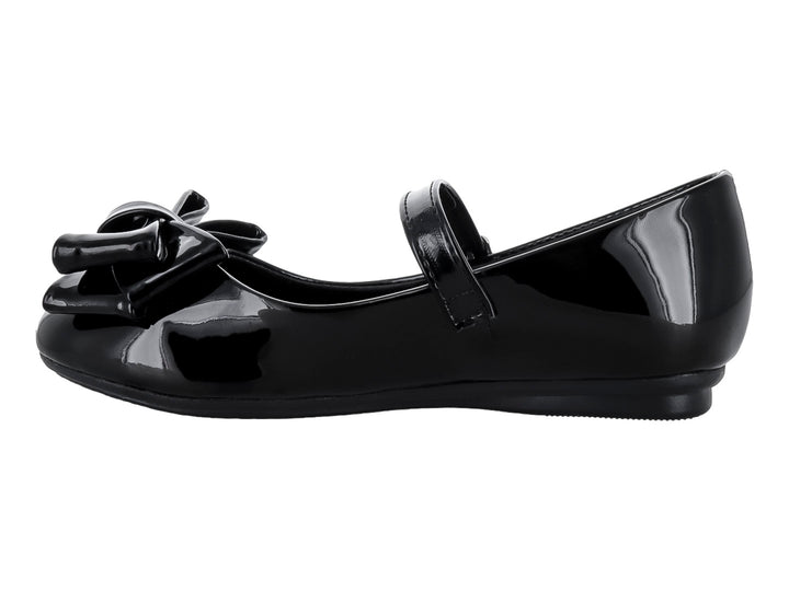 Zapato plano negro de charol con moño decorativo y correa ajustable.