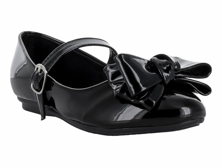 Zapato plano de charol negro con moño decorativo y correa ajustable.