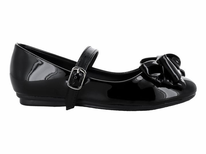 Zapato plano de charol negro con moño decorativo y correa ajustable.