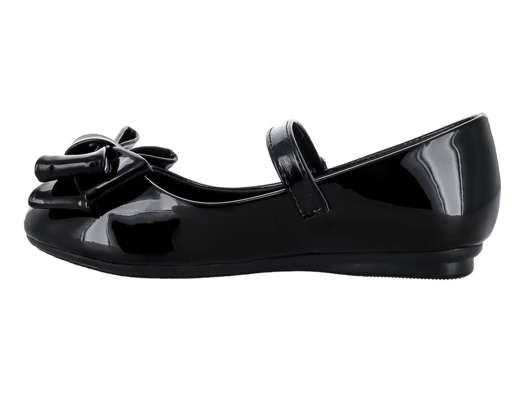 Zapato plano de charol negro con moño decorativo y correa ajustable.