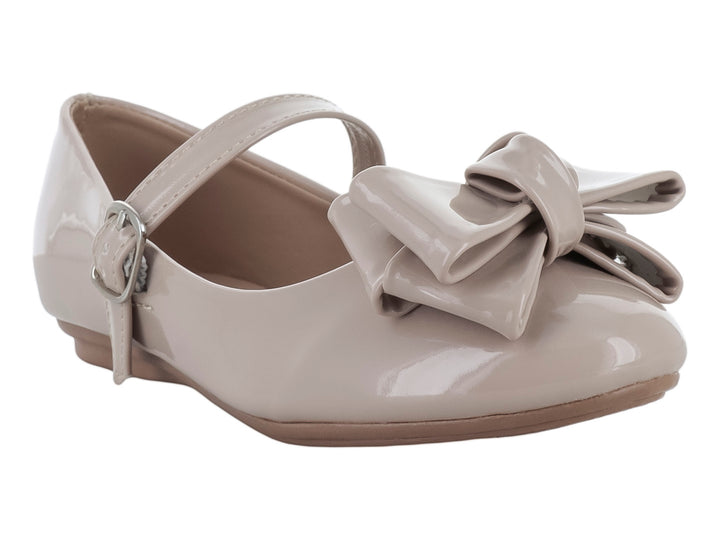 Zapato plano para niña en color maquillaje con acabado de charol brillante y un moño decorativo al frente.