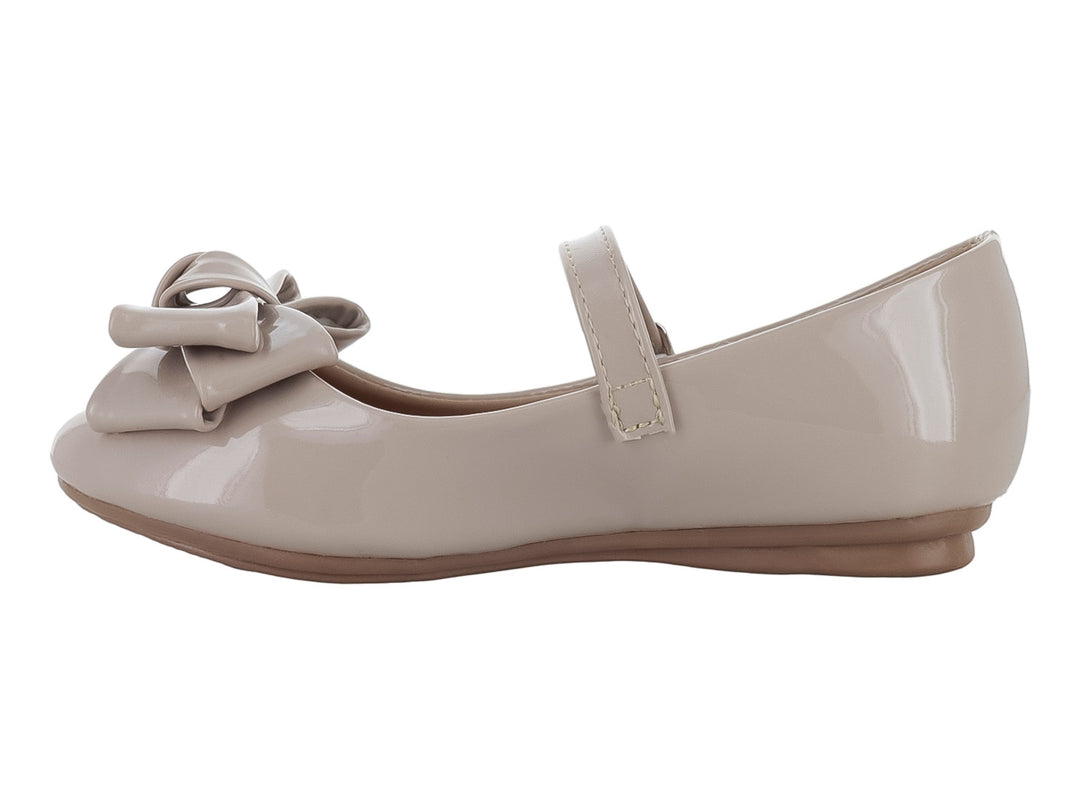 Zapato plano para niña en color maquillaje con acabado de charol brillante y un moño decorativo al frente.