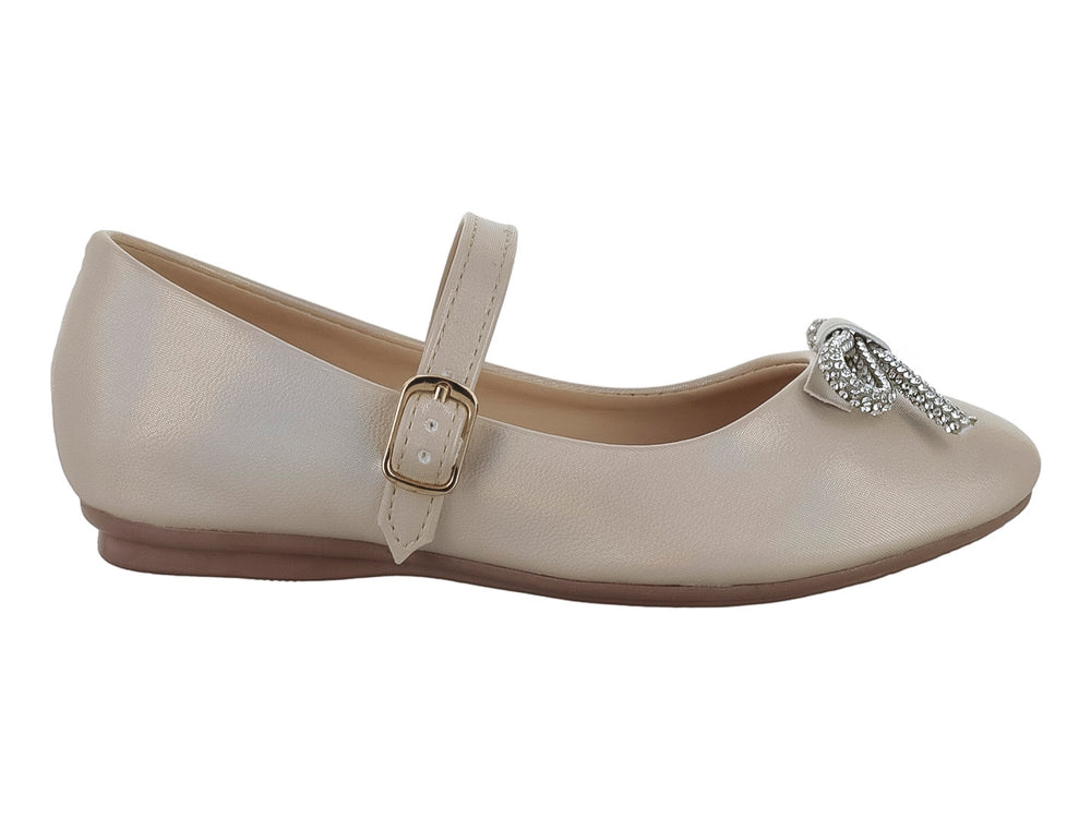 Zapato plano color platina para niña con moño brillante y correa ajustable con hebilla.