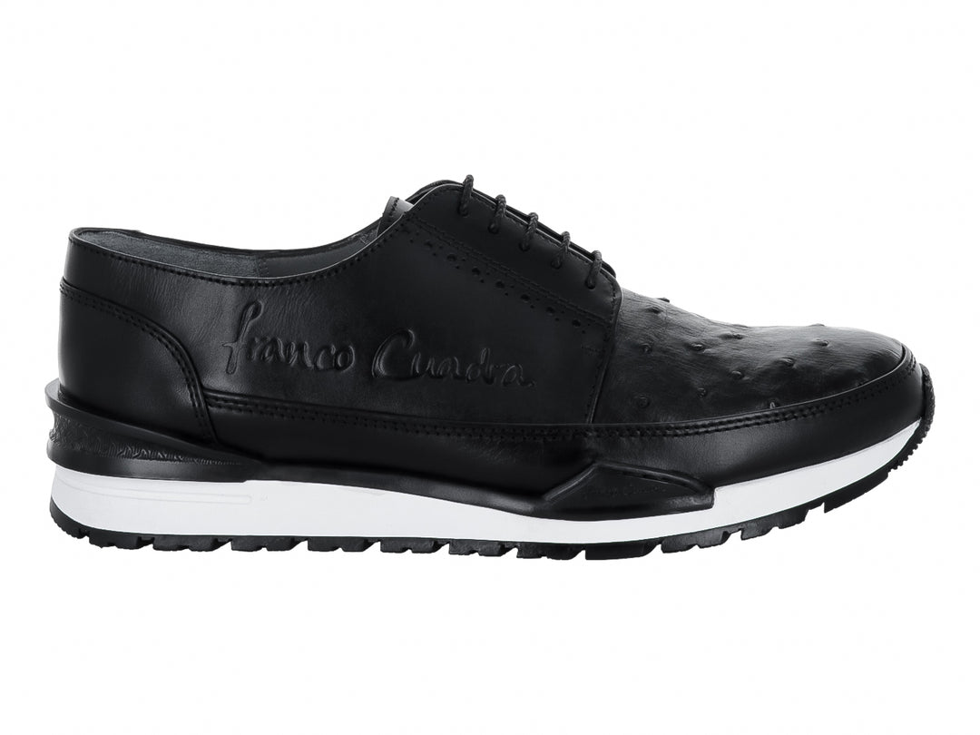 Zapato casual de cuero de avestruz negro con suela blanca.