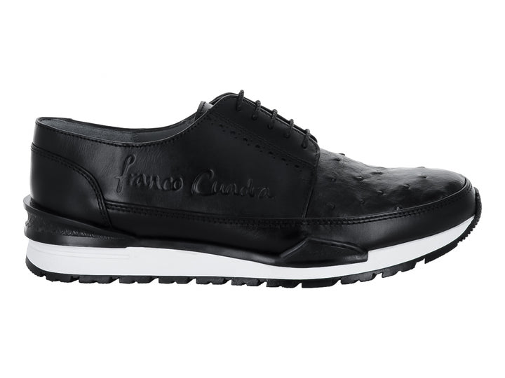 Zapato casual de cuero de avestruz negro con suela blanca.