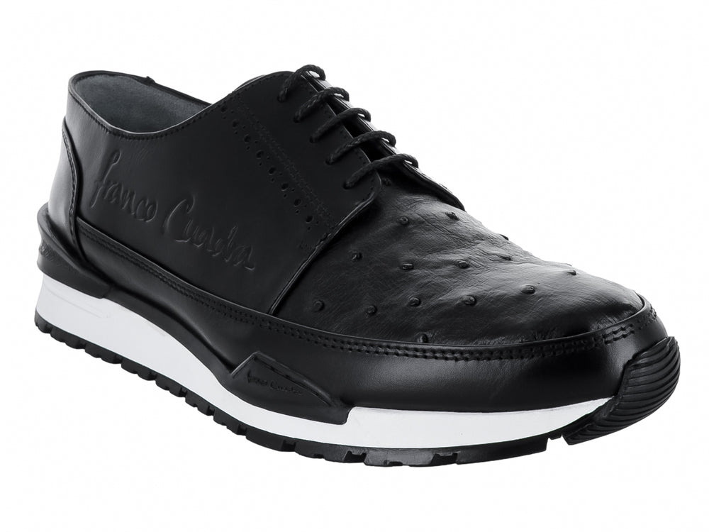 Zapato casual de cuero de avestruz negro con suela blanca.