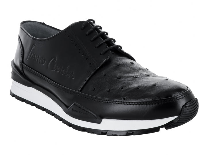 Zapato casual de cuero de avestruz negro con suela blanca.