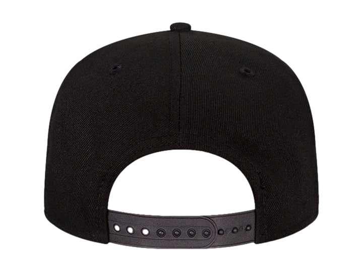 Gorra de béisbol New Era color negro con visera plana y letra H bordada en relieve en el frente.