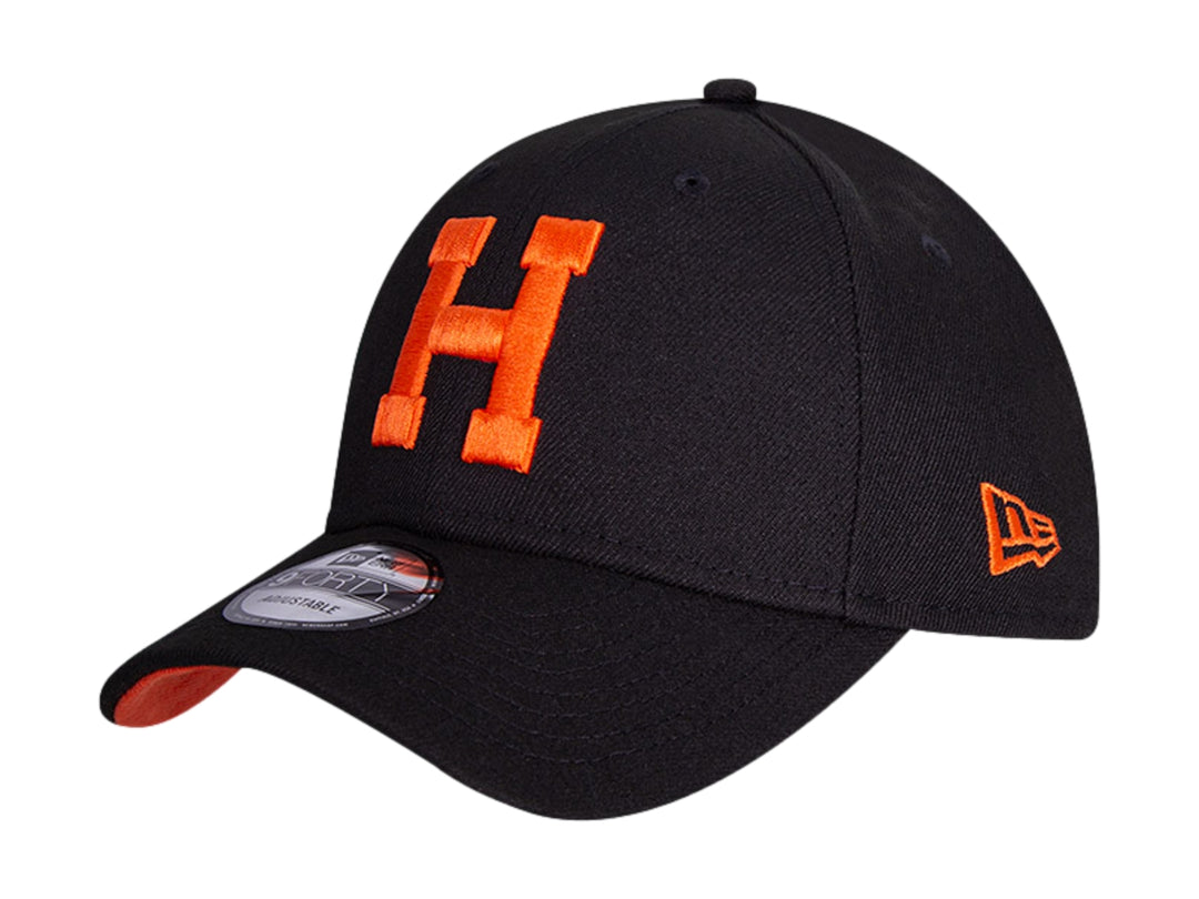 Gorra de béisbol New Era color negro con letra H bordada en naranja y visera inferior naranja.