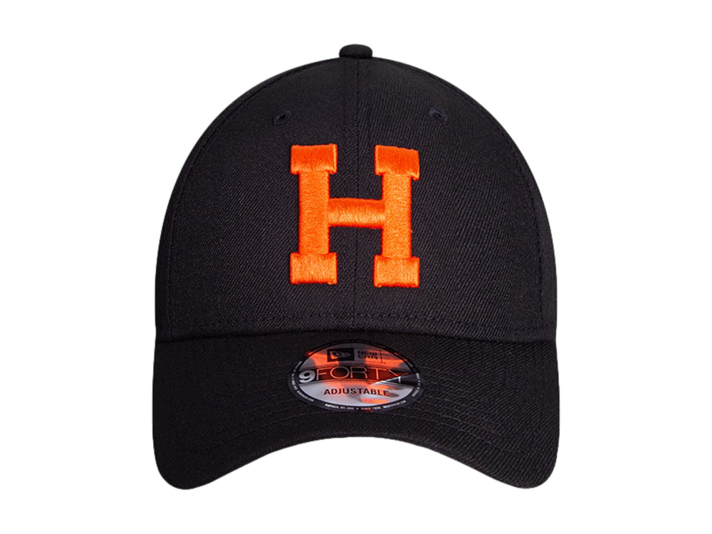 Gorra de béisbol New Era color negro con letra H bordada en naranja y visera inferior naranja.