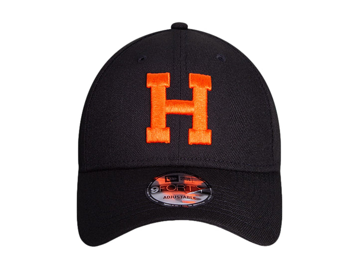Gorra de béisbol New Era color negro con letra H bordada en naranja y visera inferior naranja.