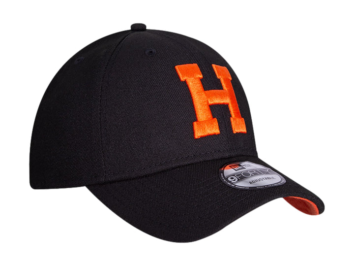 Gorra de béisbol New Era color negro con letra H bordada en naranja y visera inferior naranja.