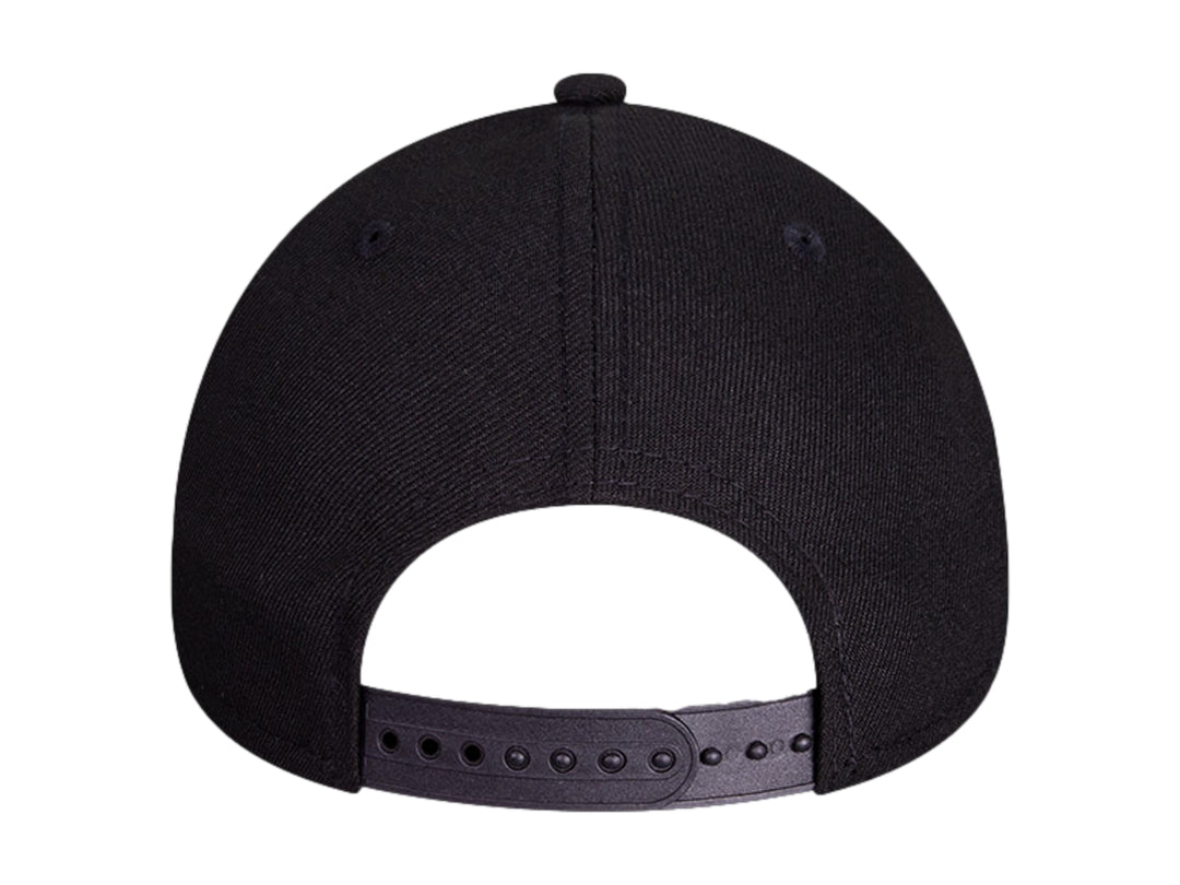 Gorra de béisbol New Era color negro con letra H bordada en naranja y visera inferior naranja.