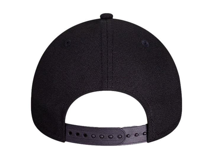 Gorra de béisbol New Era color negro con letra H bordada en naranja y visera inferior naranja.