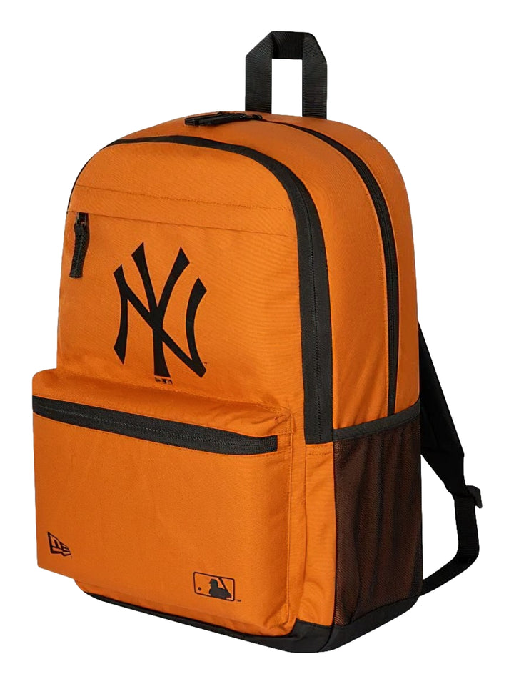 Mochila deportiva New Era color naranja con logotipo de los New York Yankees en negro y detalles en contraste negro.