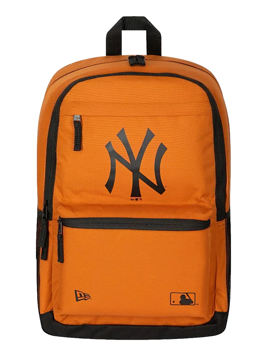 Mochila deportiva New Era color naranja con logotipo de los New York Yankees en negro y detalles en contraste negro.