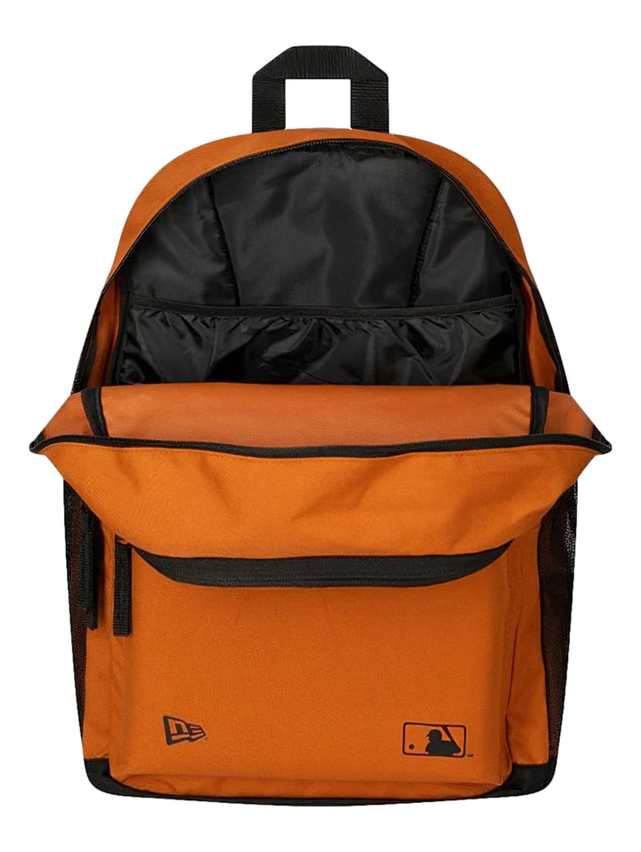 Mochila deportiva New Era color naranja con logotipo de los New York Yankees en negro y detalles en contraste negro.