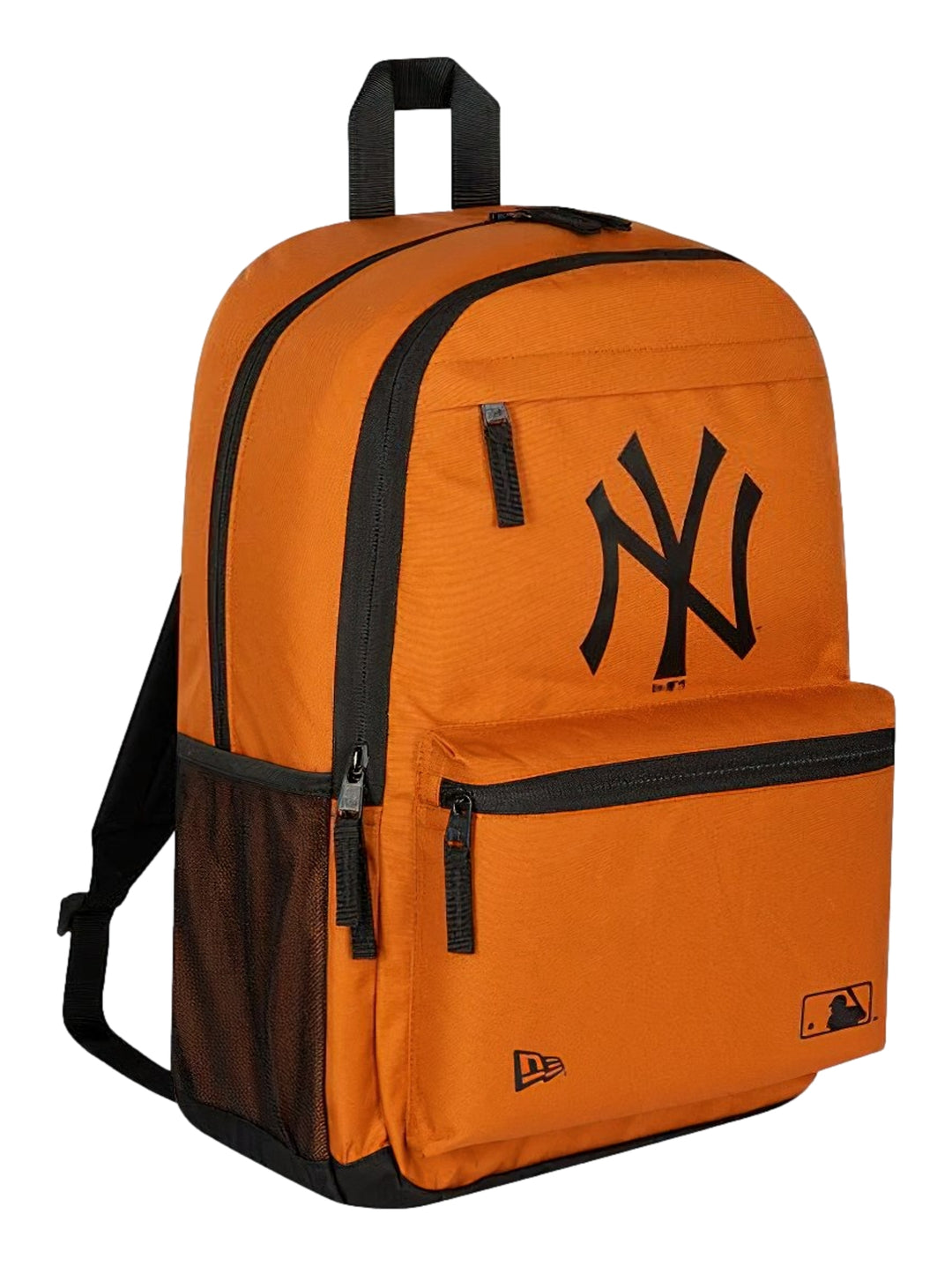 Mochila deportiva New Era color naranja con logotipo de los New York Yankees en negro y detalles en contraste negro.