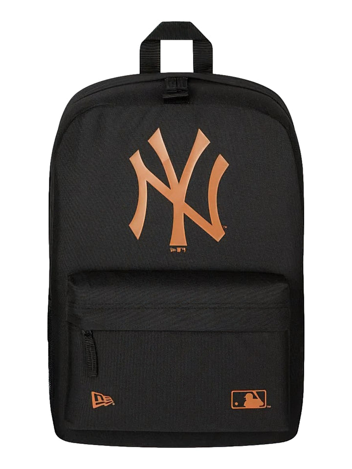 Mochila deportiva New Era color negro con logotipo de los New York Yankees en color marrón y logo de la MLB.