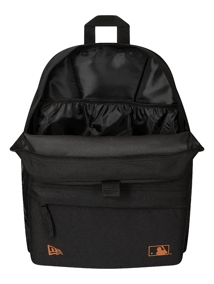 Mochila deportiva New Era color negro con logotipo de los New York Yankees en color marrón y logo de la MLB.