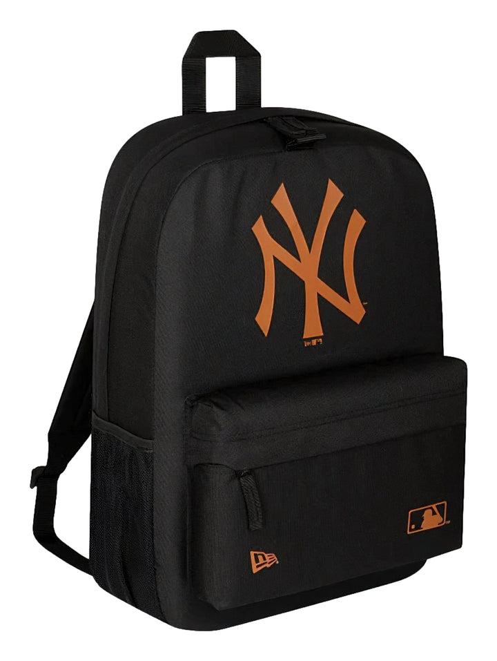 Mochila deportiva New Era color negro con logotipo de los New York Yankees en color marrón y logo de la MLB.