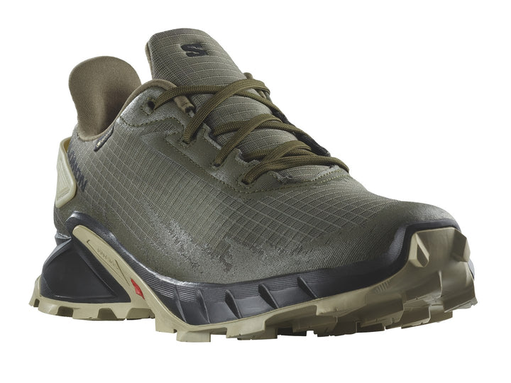 Zapato deportivo Salomon en color oliva y negro con suela robusta para trail running.