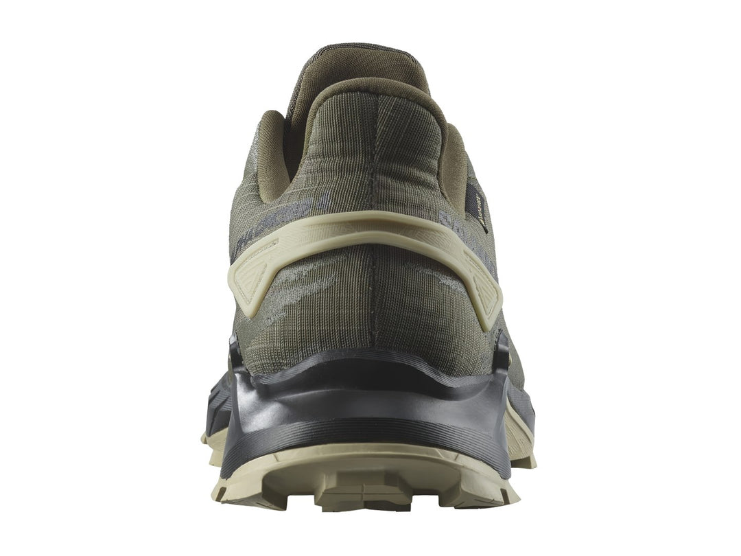 Zapato deportivo Salomon en color oliva y negro con suela robusta para trail running.
