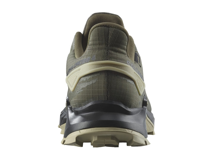 Zapato deportivo Salomon en color oliva y negro con suela robusta para trail running.