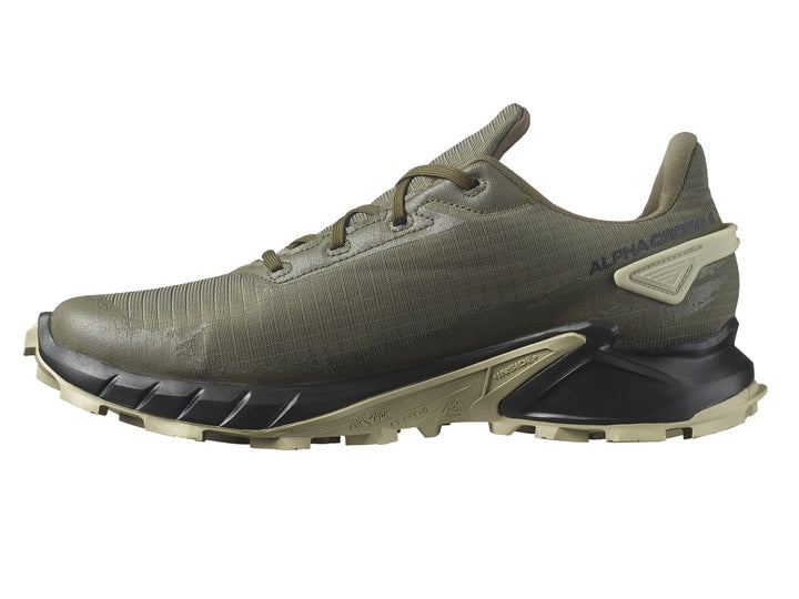Zapato deportivo Salomon en color oliva y negro con suela robusta para trail running.