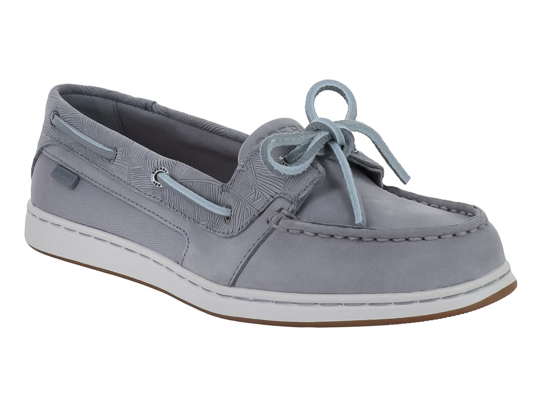 Zapato náutico Sperry color gris con detalles en azul claro y textura grabada en el lateral.
