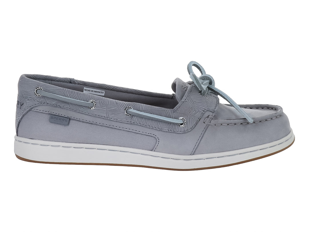Zapato náutico Sperry color gris con detalles en azul claro y textura grabada en el lateral.