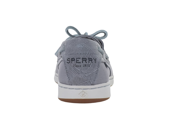 Zapato náutico Sperry color gris con detalles en azul claro y textura grabada en el lateral.
