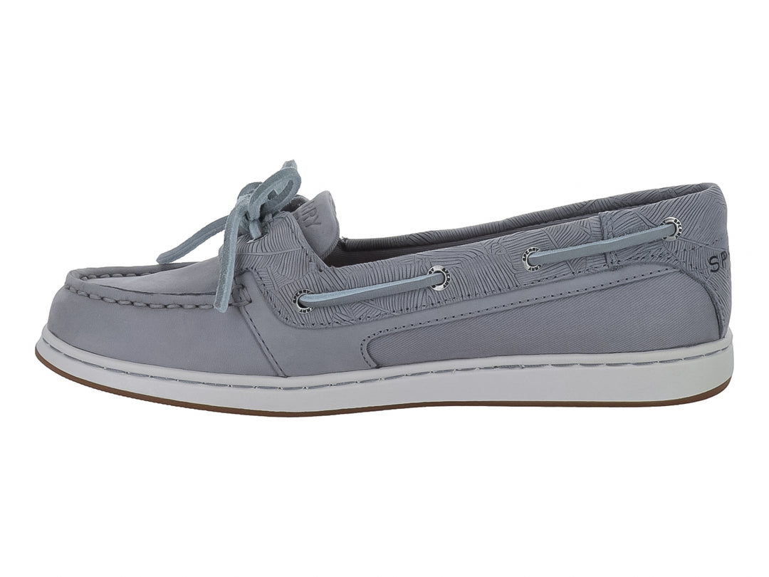 Zapato náutico Sperry color gris con detalles en azul claro y textura grabada en el lateral.