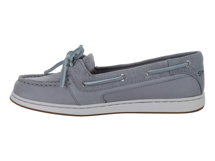 Zapato náutico Sperry color gris con detalles en azul claro y textura grabada en el lateral.
