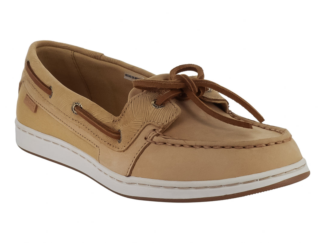 Zapato náutico Sperry color tan con textura grabada, cordones marrones y suela blanca.