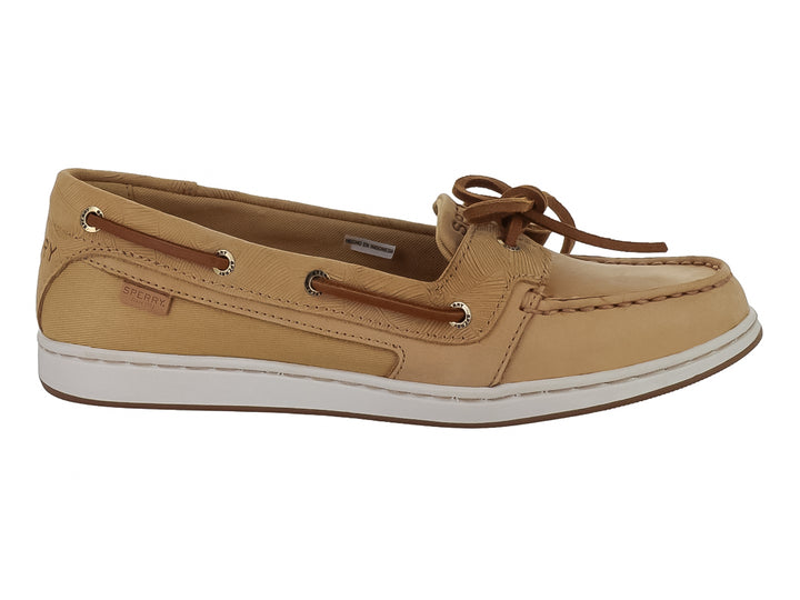 Zapato náutico Sperry color tan con textura grabada, cordones marrones y suela blanca.